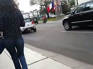 SEXY YOUNG GIRL WALKING IN JEANS